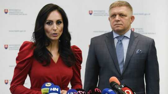 Zľava ministerka zdravotníctva Zuzana Dolinková a predseda vlády Robert Fico.