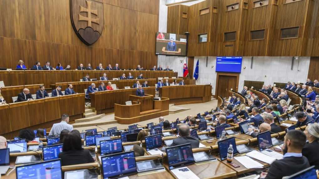 Poslanci sa na piatkovom rokovaní po debate o kompetenčnom zákone vrátili k diskusii o Trestnom zákone