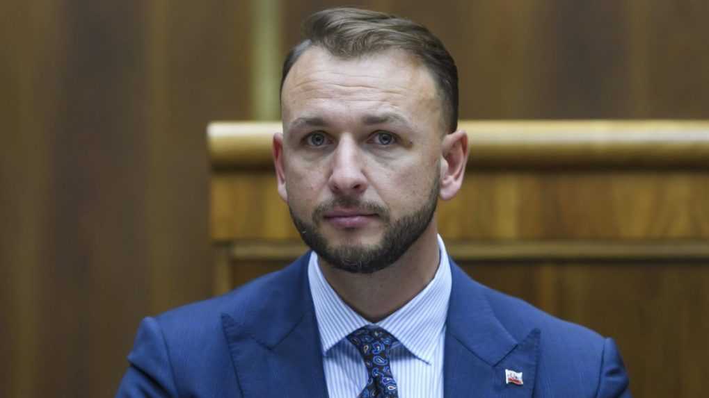 Minister vnútra Šutaj Eštok postavil mimo službu ďalších policajtov