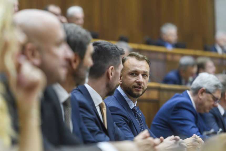 Diskusia o vyslovení nedôvery ministrovi Šutajovi Eštokovi: Opozícia tvrdí, že vládna koalícia naťahuje čas