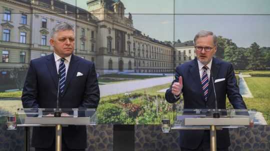 Na snímke zľava predseda vlády SR Robert Fico a predseda vlády ČR Petr Fiala.
