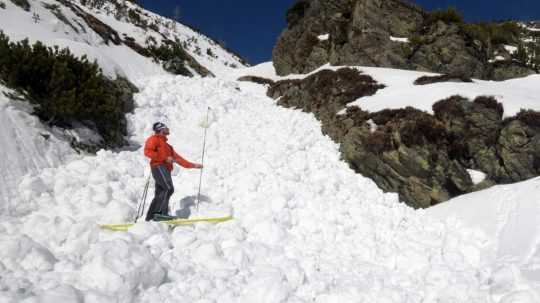 Na archívnej snímke meranie výšky spadnutej lavíny v Žiarskej doline.
