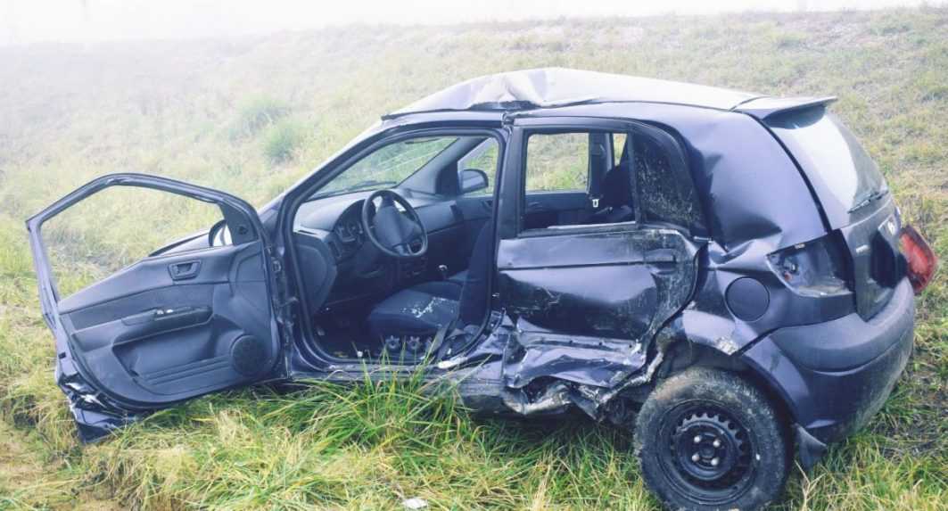 Vodička po zrážke vyletela s autom mimo cesty a ostala zakliesnená, pomohli jej okoloidúci policajti