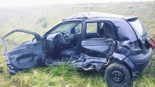 Na snímke zničené auto po dopravnej nehode pri Ožďanoch.