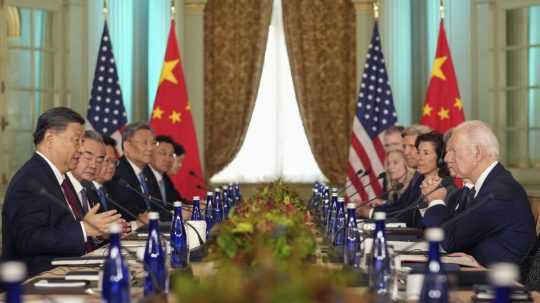Vľavo čínsky prezident Si Ťin-pching a vpravo americký prezident Joe Biden.