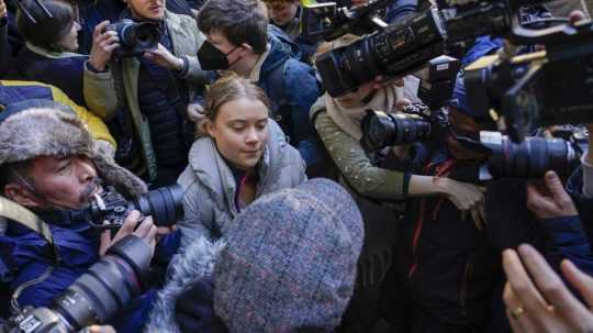 Švédska klimatická aktivistka Greta Thunbergová (uprostred) prichádza na Westminsterský súd v Londýne 15. novembra 2023.