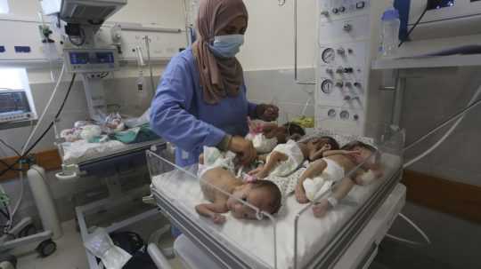 Zdravotná sestra sa stará o predčasne narodené palestínske deti v Gaze.