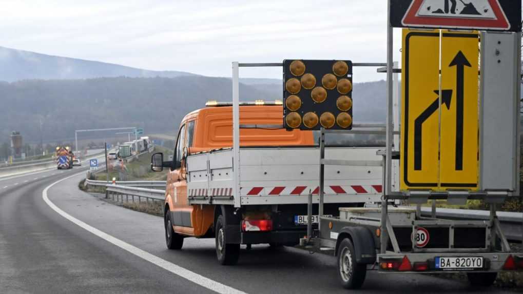 Únia autodopravcov chce blokovať hranicu vo Vyšnom Nemeckom. Kamióny tam stoja v dlhej kolóne