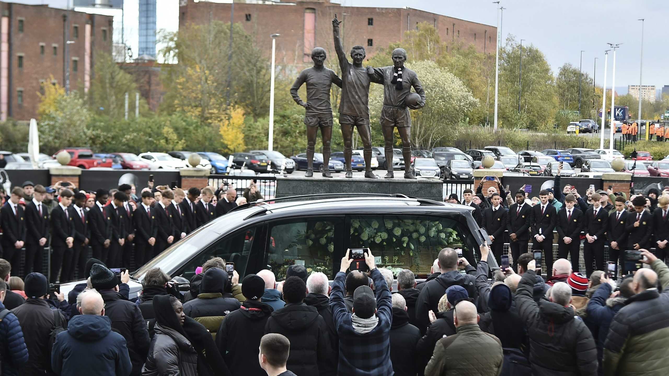 PohrebnÃƒÂ½ sprievod futbalovej legendy Manchestru United Bobyho Charltona predchÃƒÂ¡dza okolo sochy pred Ã…Â¡tadiÃƒÂ³nom Old Trafford v Manchestri.
