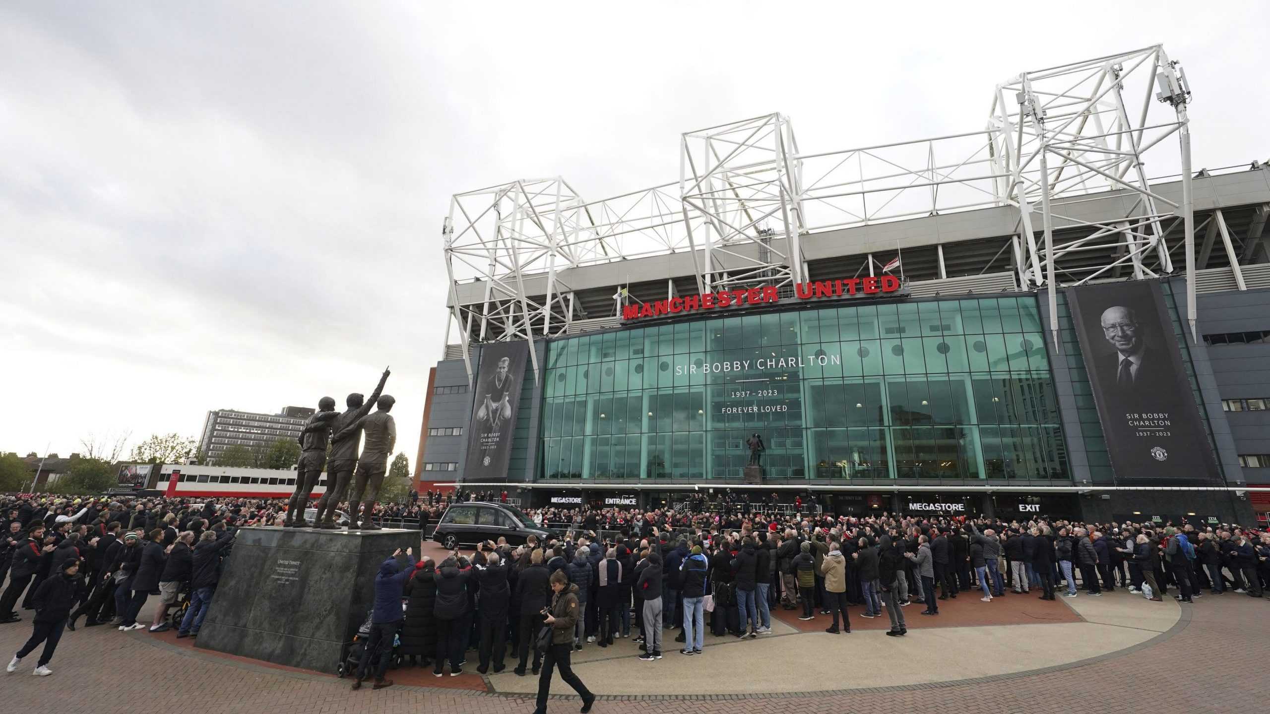 PohrebnÃƒÂ½ sprievod futbalovej legendy Manchestru United Bobyho Charltona pred Ã…Â¡tadiÃƒÂ³nom Old Trafford v Manchestri.