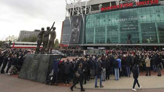 Pohrebný sprievod futbalovej legendy Manchestru United Bobyho Charltona pred štadiónom Old Trafford v Manchestri.