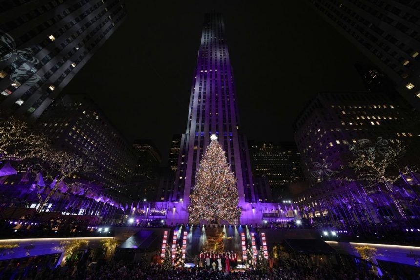 V New Yorku rozsvietili vianočný stromček. Zdobí ho viac ako 50-tisíc LED žiaroviek (VIDEO+FOTO)