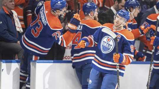NHL: McDavid sa podieľal na víťazstve Edmontonu piatimi bodmi, Minnesota nebodovala siedmykrát v rade