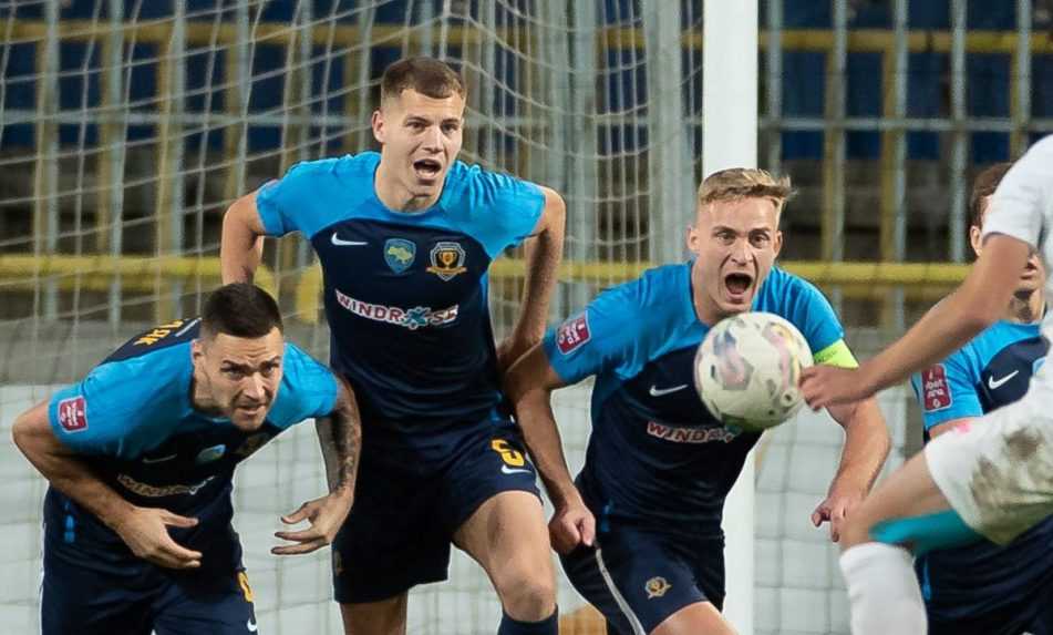 Na Ukrajine odohrali rekordne dlhý futbalový zápas. Viackrát ho prerušili pre letecké poplachy