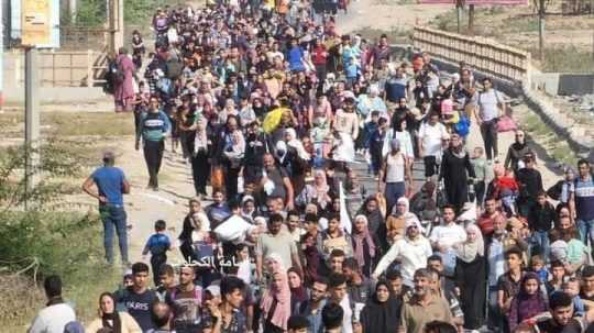 Ľudia sa evakuujú z Gazy do Egypta.