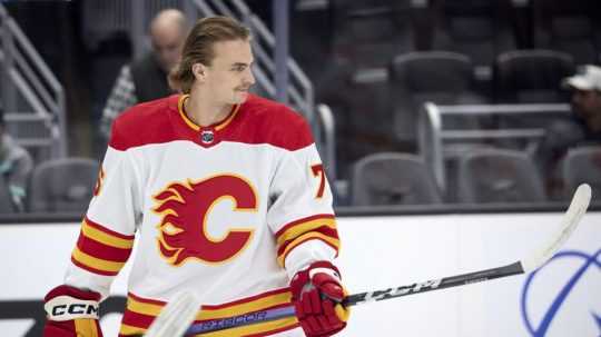 Na snímke slovenský hokejista Martin Pospíšil v drese Calgary Flames.