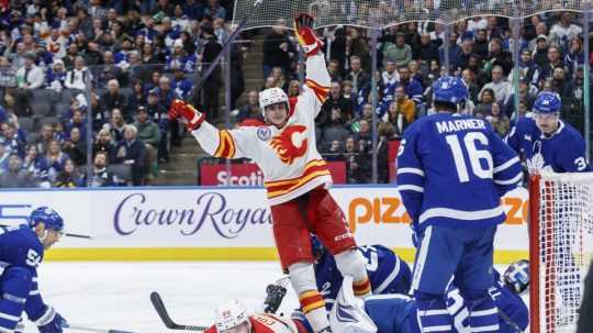 Na snímke uprostred slovenský center Calgary Martin Pospíšil oslavuje gól