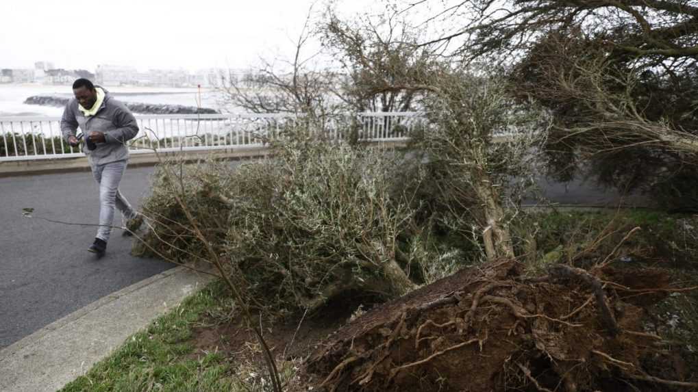 Najmenej sedem ľudí zomrelo na západe Európy po údere búrky Ciarán