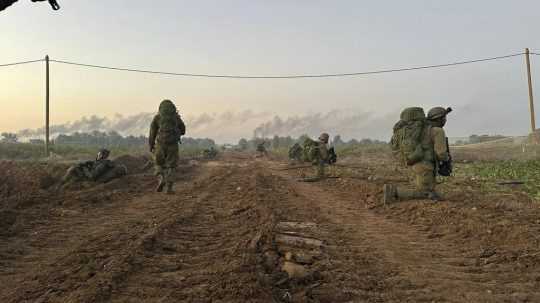 Na nedatovanej snímke izraelskej armády, izraelskí vojaci počas pozemnej operácie v pásme Gazy.