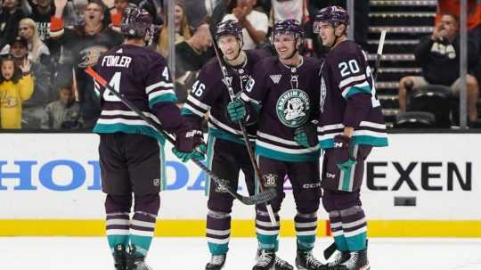 Na snímke radosť hokejistov Anaheimu Ducks.