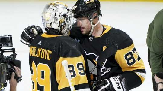 Brankár Pittsburghu Penguins Alex Nedeljkovic (39) oslavuje víťazstvo.