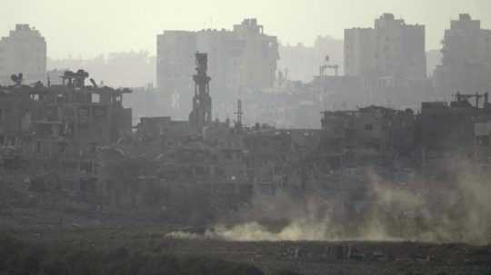 Izraelské ozbrojené vozidlá jazdia po okraji mesta Gaza 9. novembra 2023.