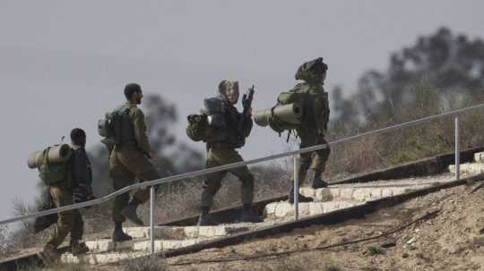 Izraelskí vojaci kráčajú v oblasti pri hraniciach s pásmom Gazy.