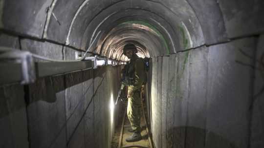 Izraelský vojak v tuneli v pásme Gazy.