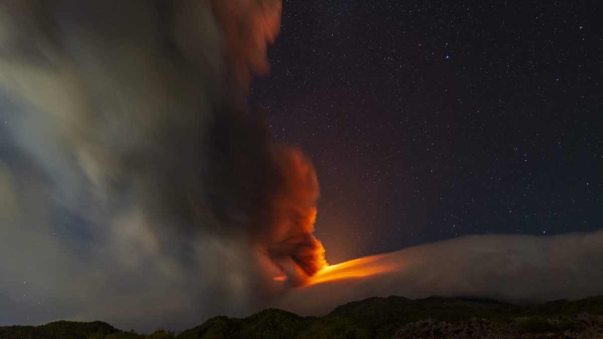 Sopka Etna na talianskom ostrove SicÃƒÂ­lia zaÃ„Âala opÃƒÂ¤Ã…Â¥ prejavovaÃ…Â¥ zvÃƒÂ½Ã…Â¡enÃƒÂº aktivitu.