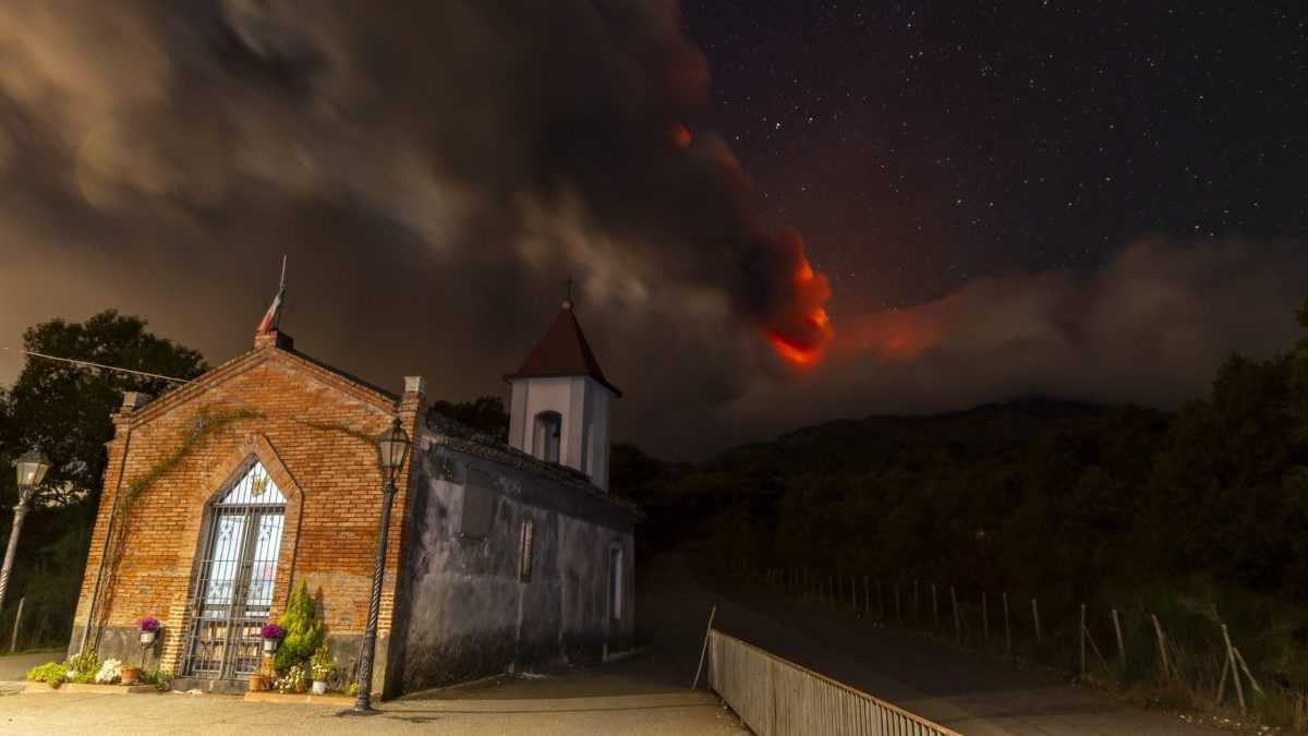 Erupcia viditeÃ„Â¾nÃƒÂ¡ od kostola Magazzeni neÃ„Âaleko dediny Sant'Alfio, severne od Catanie.