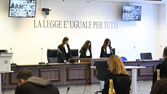 Predsedníčka súdu Brigida Cavasinová (uprostred) a sudkyne Claudia Caputová (vľavo) a Germana Radiceová pri čítaní rozsudkov v jednom z najväčších procesov v dejinách Talianska, v ktorom je obžalovaných okolo 350 predpokladaných členov a pomocníkov 'Ndranghety