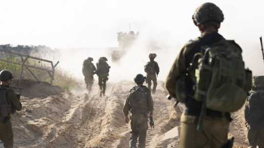 Izraelské mobilné delostrelectvo a izraelskí vojaci počas pozemných operácií v pásme Gazy neďaleko hranice s Izraelom 2. novembra 2023.