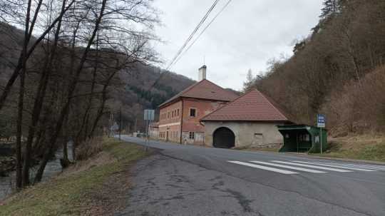 Na ilustračnej snímke historické objekty národnej kultúrnej pamiatky, prepriahacej poštovej stanice v obci Kozelník.