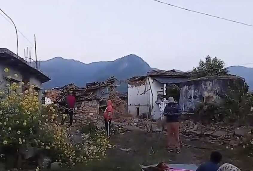 Nepál zasiahlo silné zemetrasenie. Zo sutín vyťahujú preživších, obetí je viac ako 120