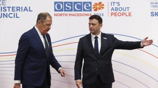 Zľava ruský minister zahraničných vecí Sergej Lavrov a minister diplomacie Severného Macedónska Bujar Osmani.