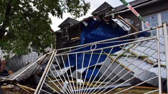 Časť strechy ZŠ vo dvore rodinného domu v obci Papín po silnom krupobití.