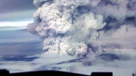 Oblak popola stúpa po výbuchu sopky Ulawun.