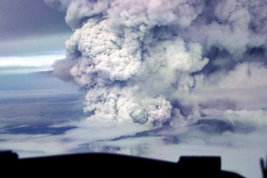 Erupcia jednej z najnebezpečnejších sopiek na svete pokračovala aj v utorok. Obavy Japonska sa nenaplnili