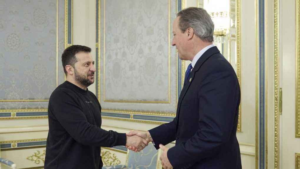 Britský šéf diplomacie Cameron absolvoval prvú zahraničnú návštevu. Na Ukrajine sa stretol so Zelenským