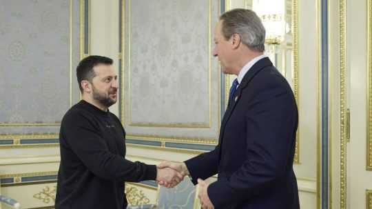Ukrajinský prezident Volodymyr Zelenskyj (vľavo) a britský minister zahraničných vecí David Cameron.
