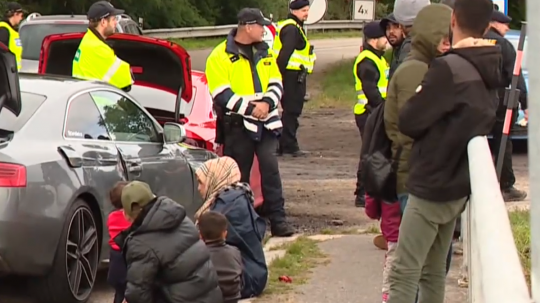Maďarská polícia so zadržanými migrantmi.
