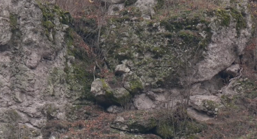 Zrútenie časti brala nad Kozelníkom si vyžiadalo mimoriadnu situáciu. Svah je v kritickom stave, hrozí ďalší pád balvanov