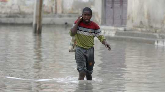 Chlapec sa brodí po zaplavenej ceste po prívalových dažďoch v somálskej metropole Mogadišo.