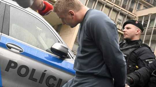Policajti vyvádzajú z Mestského súdu v Košiciach obvineného 29-ročného Mateja.