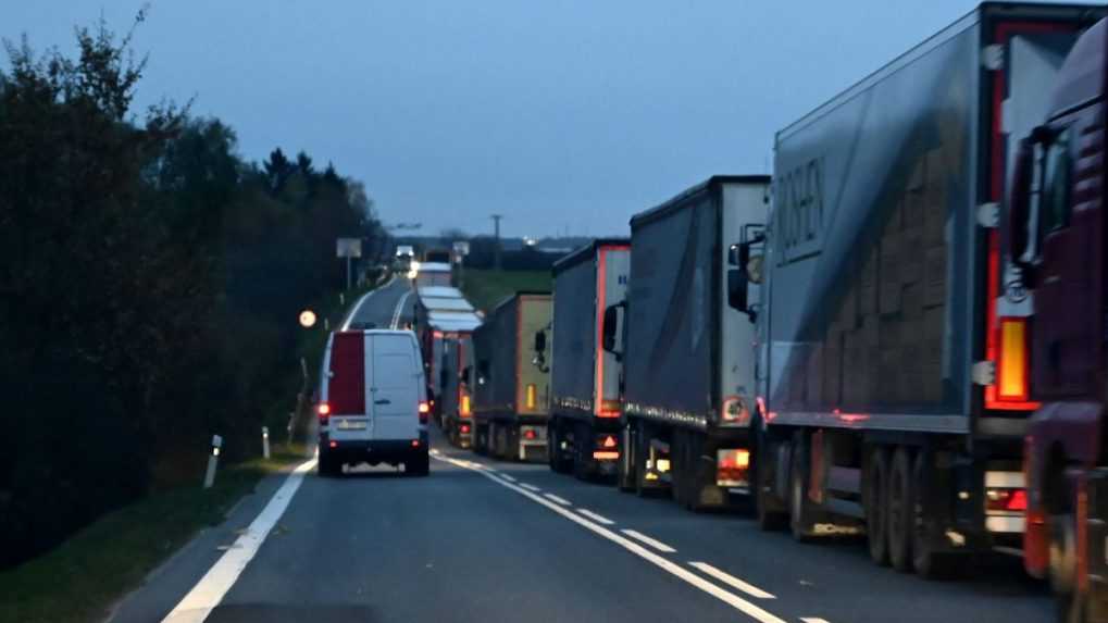 Situácia na východe SR: Kolóna kamiónov sa tiahne od hraničného priechodu po križovatku na Hažín