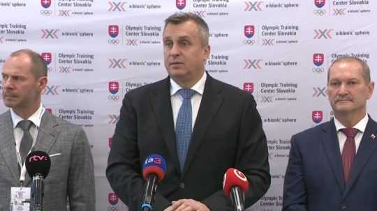 Predseda SNS Andrej Danko (v strede).