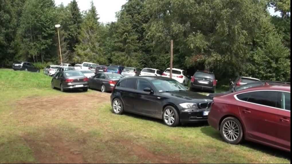 Problémy s parkovaním vo Vysokých Tatrách pokračujú. Autá stoja na tráve aj medzi stromami