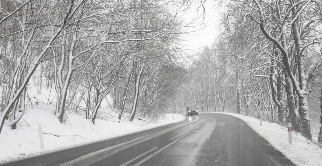 Zima si už berie slovo: Platia výstrahy, na cestách je nutná opatrnosť