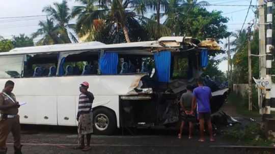 Autobus s českými turistami sa zrazil na Srí Lanke s vlakom