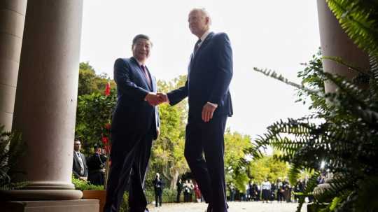 Na snímke sprava americký prezident Joe Biden a čínsky prezident Si Ťin-pching.